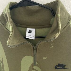 Nike Men’s Quarter-Zip Sweatshirt